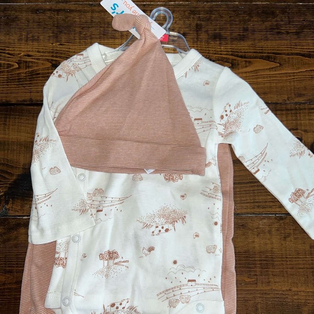 Carter’s baby set with hat!